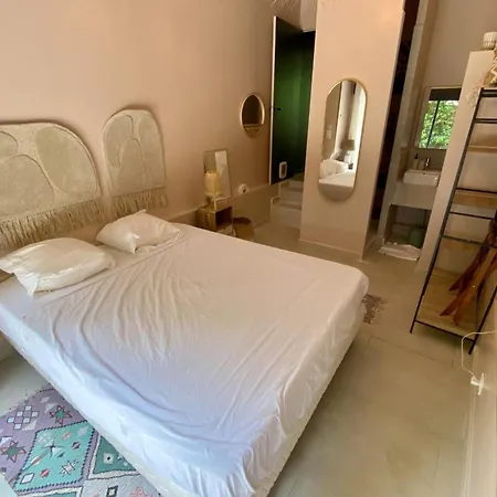 아파트 Comfortable With Nice Balcony